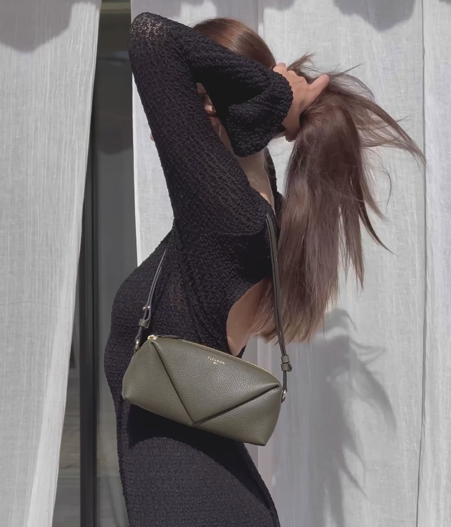 Julia Courtes et le mini sac trinity vert olive